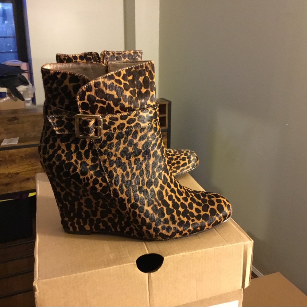Vince Camuto leopard print wedged Booties size 7.5